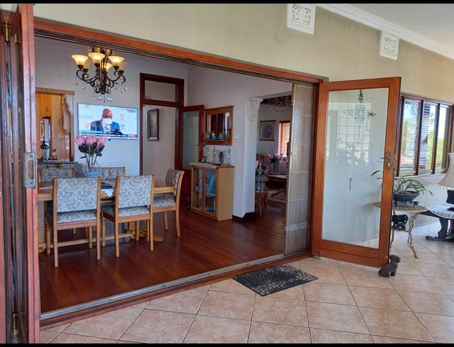 9 BEDROOM HOUSE FOR SALE IN UMTENTWENI
